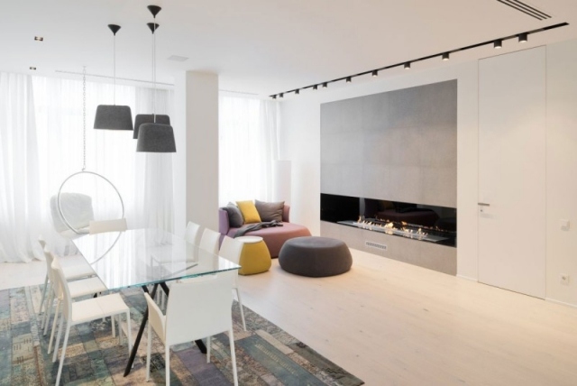cheminée-de-salon-encastrée-mur-table-verre-chaises-blanches
