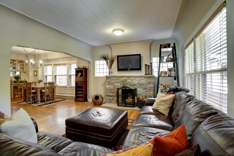 cheminée-salon-pierre-naturelle-table-cuir-marron-foncé