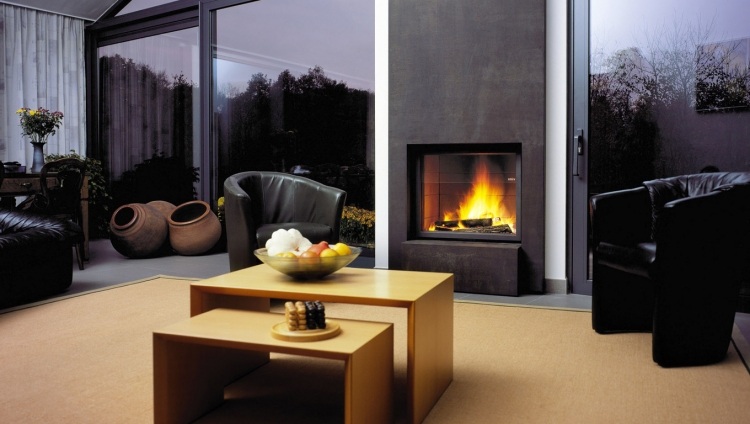 cheminée-salon-table-basse-bois-chaises-cuir-tapis