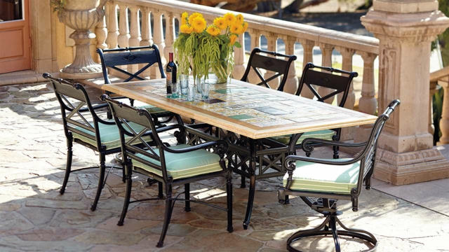 coin-repas-extérieur-mobilier-idées-table-bois-chaises-métalliques-noires
