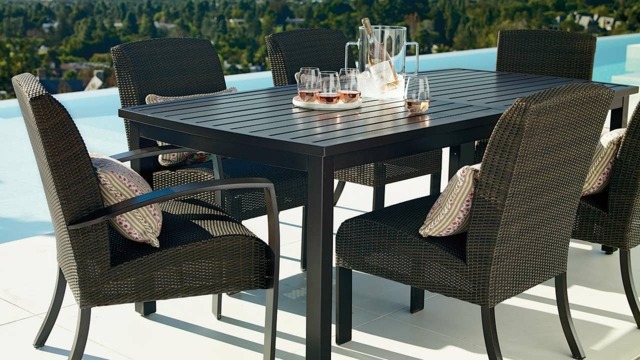 coin-repas-extérieur-mobilier-idées-chaises-confortables-rotin