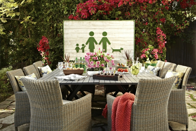 coin-repas-extérieur-mobilier-idées-chaises-rotin-table-bois