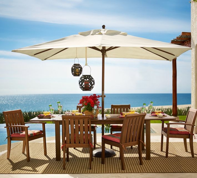 coin-repas-extérieur-mobilier-idées-parasol-chaises-bois