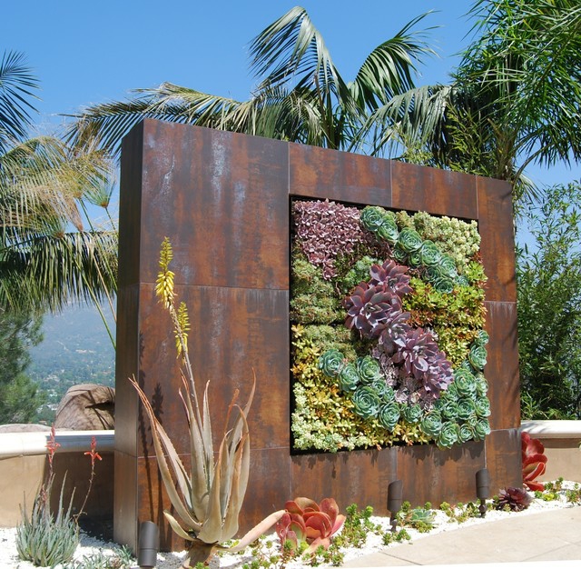 conception-innovante-jardin-verticale-cadre-métal-plantes-succulentes