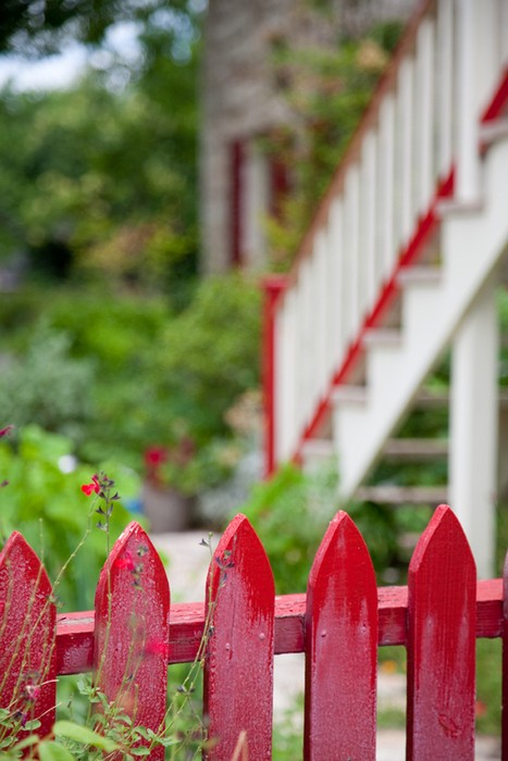 construire-clôture-jardin-bois-lattes-rouge clôture de jardin en lattes