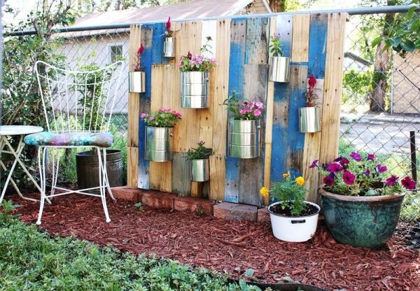 construire-jardin-vertical-palettes-bois-boîtes-clous construire un jardin vertical