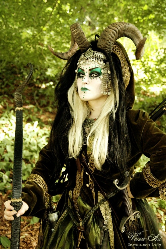 costume-adultes-femme-sorcière-cornes-idées-costumes-Halloween-magnifiques