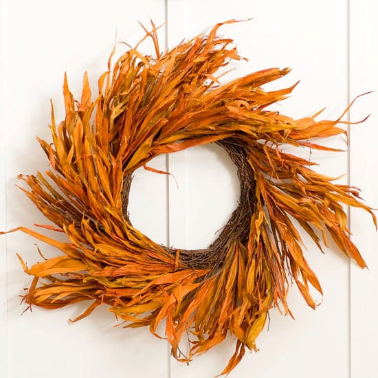 couronne-porte-automnale-matériaux-naturels-feuilles-séchées-orange couronne de porte automnale