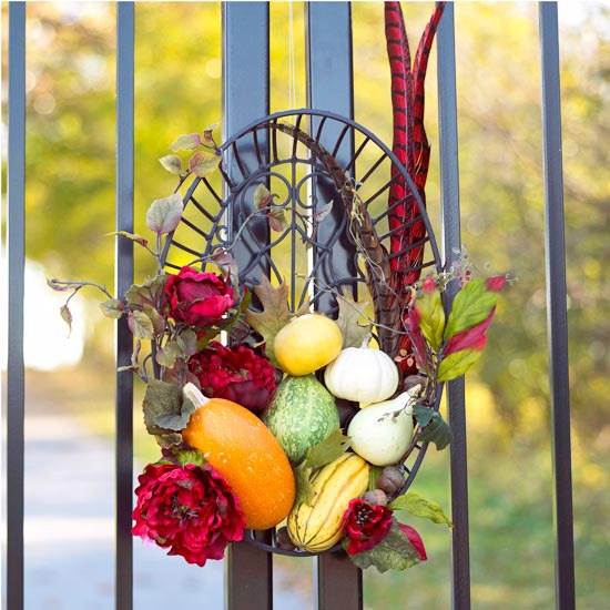 couronne-porte-automnale-matériaux-naturels-petites-citrouilles-gourdes-fleurs