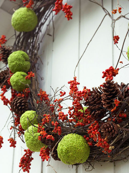 couronne-porte-automnale-matériaux-naturels-pommes-pin-oranger-osages