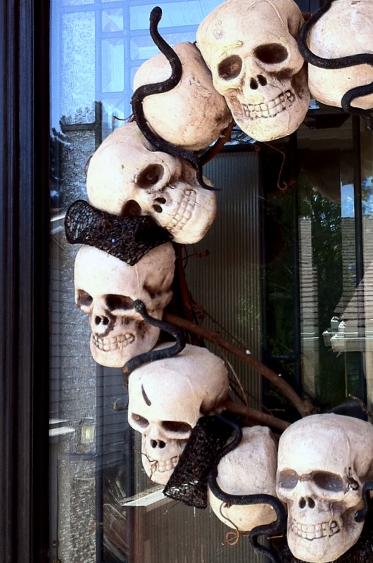 couronne-porte-entrée-crânes-décoration-Halloween