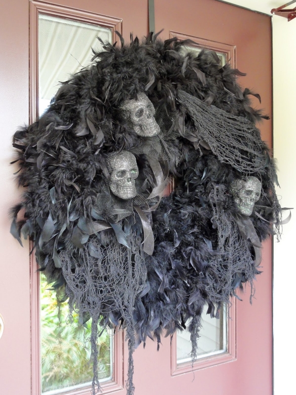 couronne-porte-entrée-plumes-noires-crânes-toiles-déco-Halloween