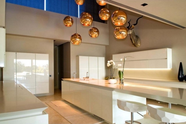 cuisine-design-moderne-suspendues-îlot-blanc-comptoir