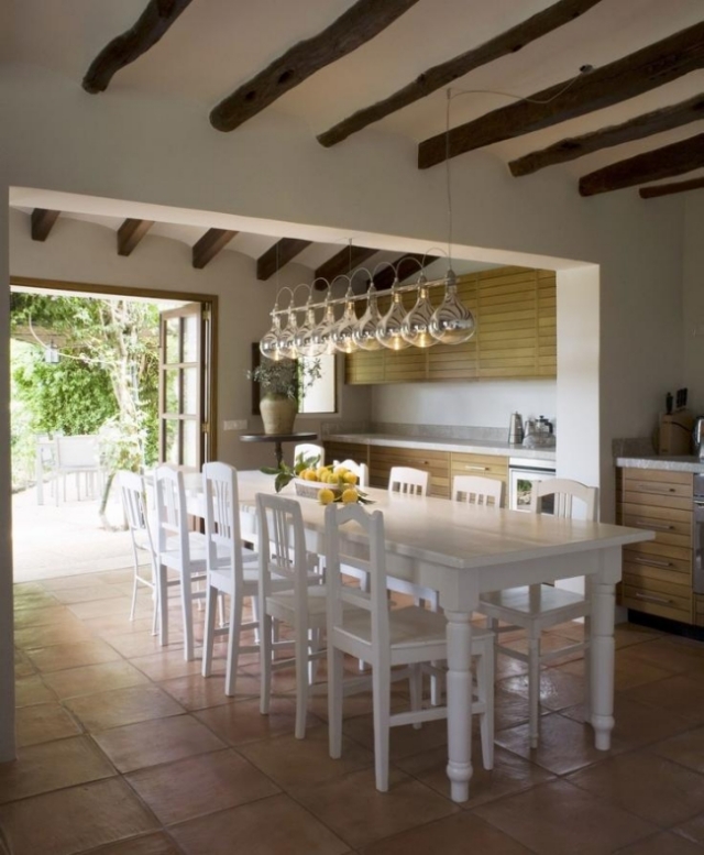 cuisine-design-moderne-table-blanche-chaises-bois Design de cuisine moderne