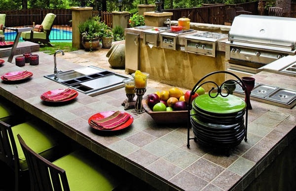 cuisine-extérieure-jardin-table-carreau-chaises-bois