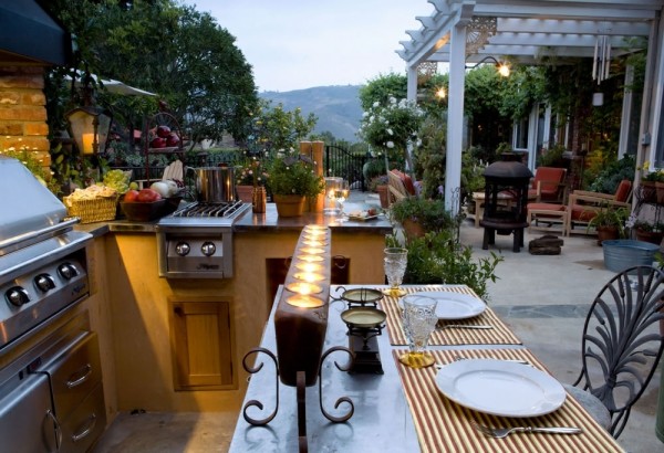 cuisine-extérieure-moderne-jardin-beau-luminaire-pergola-bois