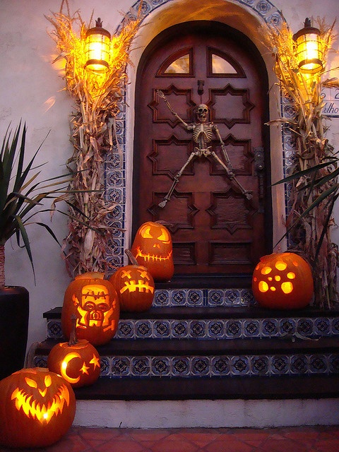 déco-Halloween-automne-escaliers-idées-citrouilles-lanternes-squelette