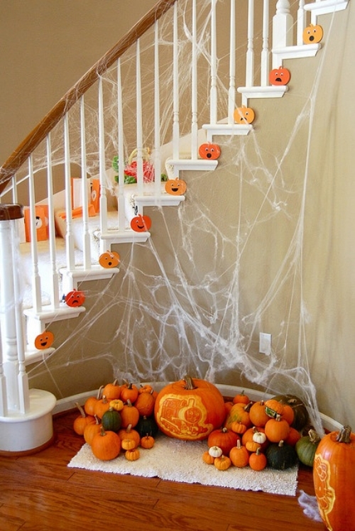 déco-Halloween-automne-escaliers-idées-citrouilles-toile-araignée