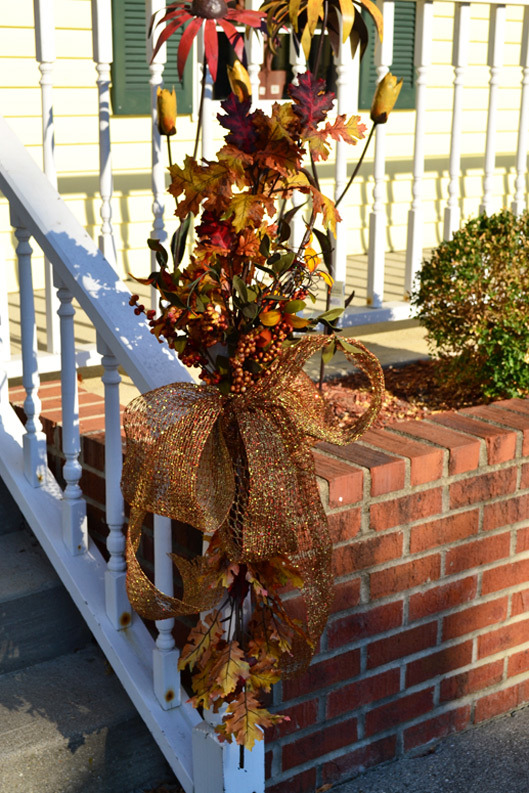 déco-Halloween-automne-escaliers-idées-fleurs-feuilles-automnales