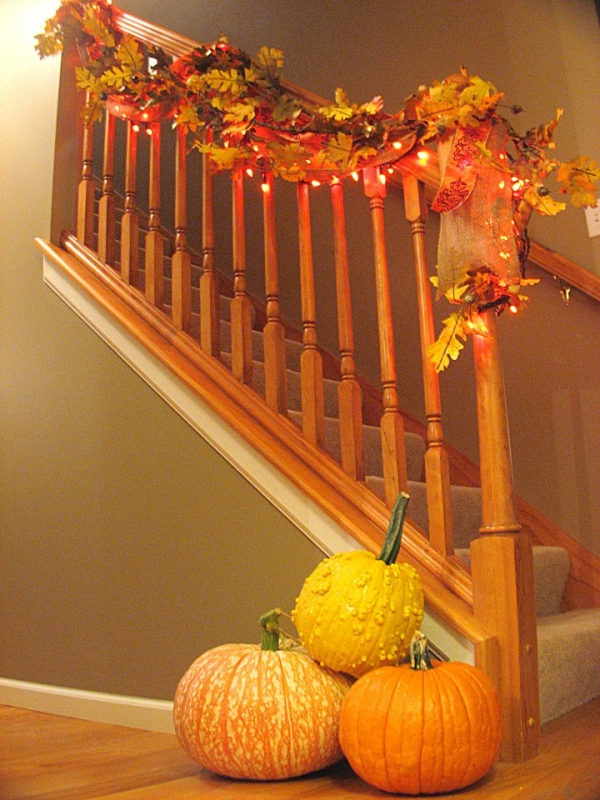 déco-Halloween-automne-escaliers-idées-guirlande-feuilles-citrouilles Déco Halloween et d'automne