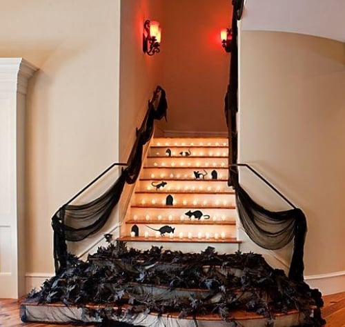 déco-Halloween-automne-escaliers-idées-rats-noirs-carton-toile-noire