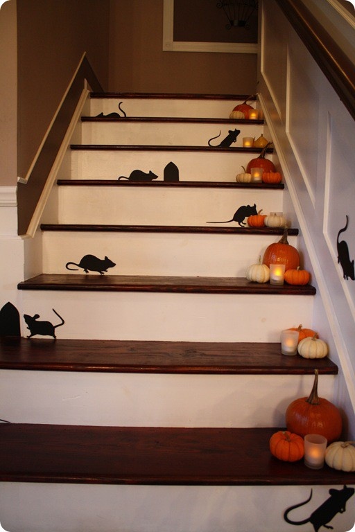 déco-Halloween-automne-escaliers-idées-rats-noirs-citrouilles