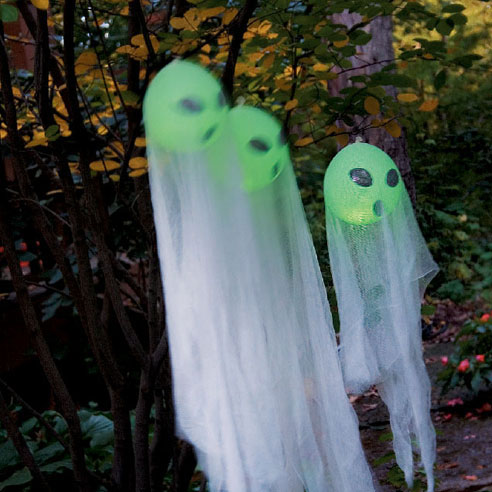 déco-Halloween-jardin-idées-fantômes-draps Déco Halloween pour le jardin