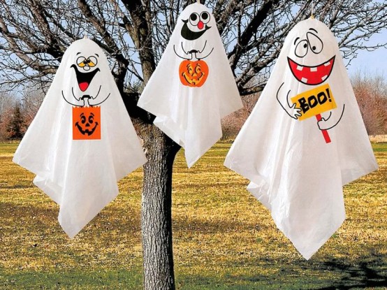 déco-Halloween-jardin-idées-fantômes-gaies-draps Déco Halloween pour le jardin