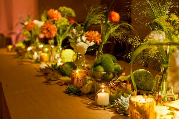 déco-automnale-table-idées-magnifiques-faciles-fleurs-plantes-vertes-bougies déco automnale de table