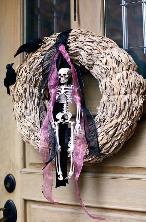 décoration-Halloween-couronne-porte-squelette-corbeaux-noirs