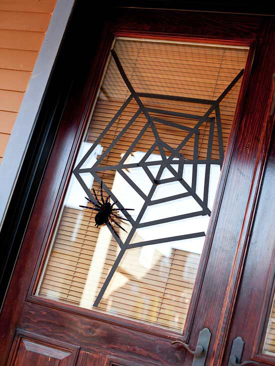 décoration-Halloween-entrée-idées-araignée-noire-porte