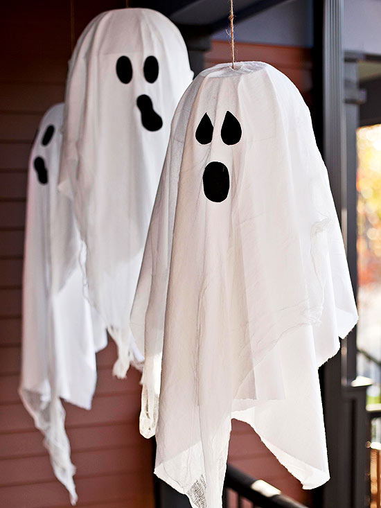 décoration-Halloween-entrée-idées-fantômes-draps-blancs