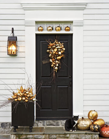 décoration-Halloween-idées-citrouilles-dorées-porte-entrée
