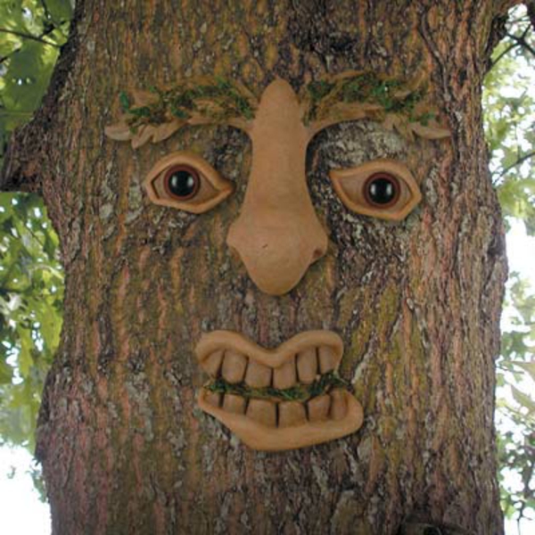 décoration-Halloween-pas-chère-affreuse-visages-ents-arbres-vivants-argile