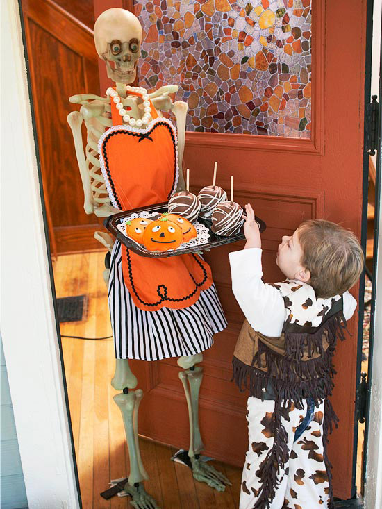 décoration-Halloween-squelette-hôtesse-régale-sucreries