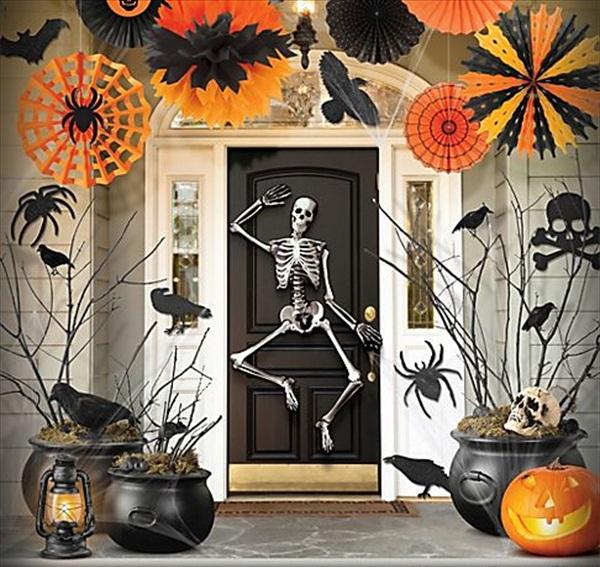 décoration-Halloween-squelette-porte-chaudrons-crânes-corbeaux