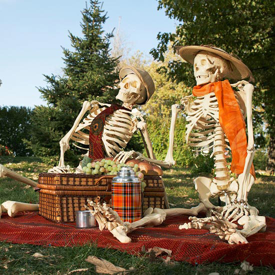 décoration-Halloween-squelettes-pique-nique-jardin