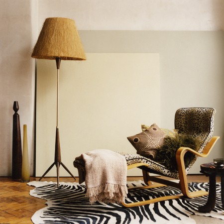 décoration-africaine-salon-chaise-longue-peau-léopard-tapis-zébré