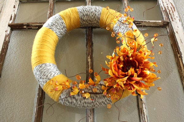 décoration-automnale-DIY-belle-couronne-pierres-brillantes-fleur-orange décoration automnale DIY