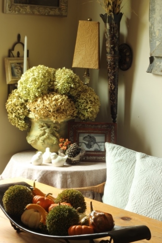 décoration-automnale-créative-table-appoint-hortensias