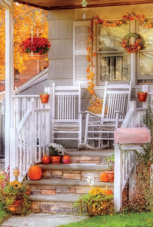 décoration-automnale-porche-idées-pratiques-citrouilles-guirlandes-feuilles-orange