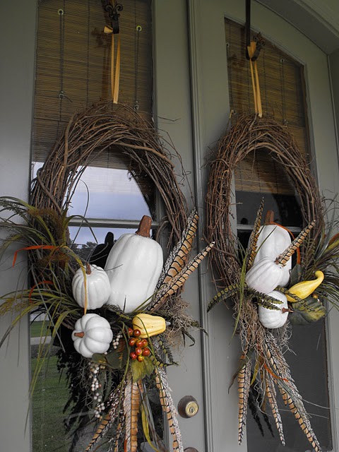 décoration-automnale-porche-idées-pratiques-couronnes-citrouilles-plumes-branchettes