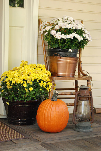 décoration-automnale-porche-idées-pratiques-fleurs-blanches-jaunes-lanterne-citrouille
