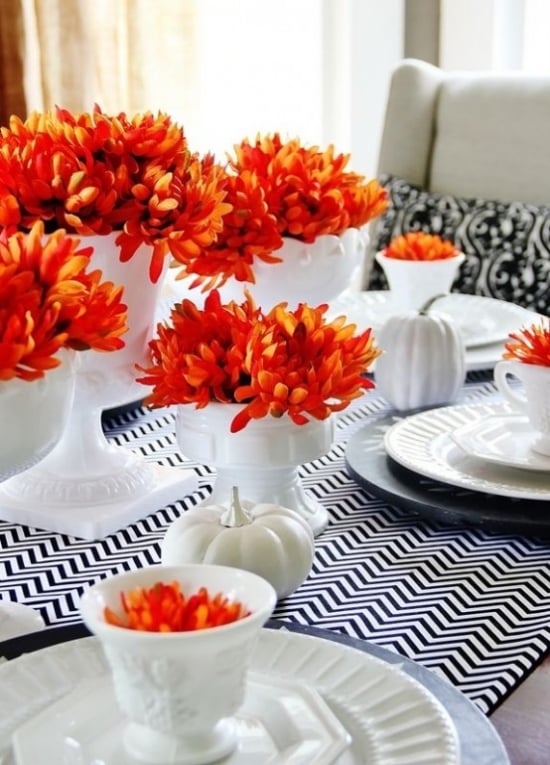 décoration-automnale-table-nappe-chevron-fleurs-oranges
