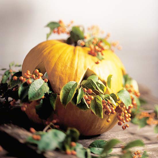 décoration-automne-Halloween-citrouilles-feuilles-vertes-baies décoration d'automne