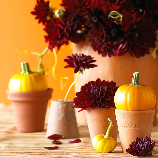 décoration-automne-Halloween-citrouilles-petites-vases-fleurs-rouges