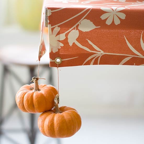 décoration-automne-Halloween-citrouilles-suspendues-nappe décoration d'automne