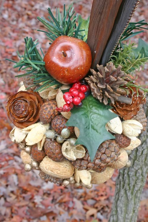 décoration-automne-parfumée-pots-pourris-décoratives-cônes-pin-pommes-feuilles-vertes décoration d'automne