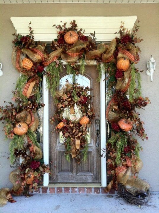 décoration-automne-porte-entrée-idées-citrouilles-tissu-feuilles