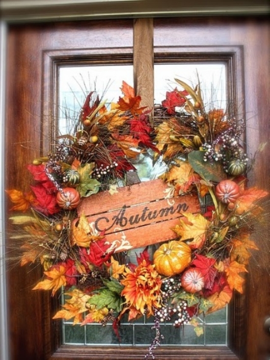décoration-automne-porte-entrée-idées-couronne-feuilles-citrouilles